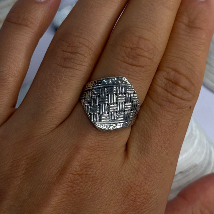 Classy Design 925 Sterling Silver Ring Size 8
