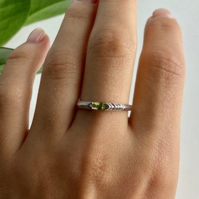 925 Sterling Silver Peridot Ring Size 10.25