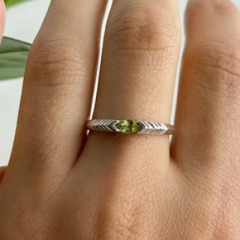 925 Sterling Silver Peridot Ring Size 10.25