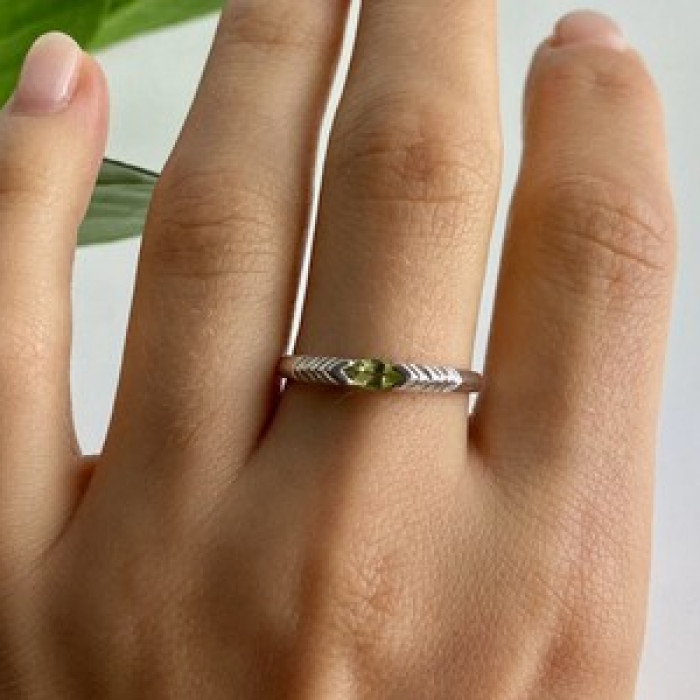 925 Sterling Silver Peridot Ring Size 10.25