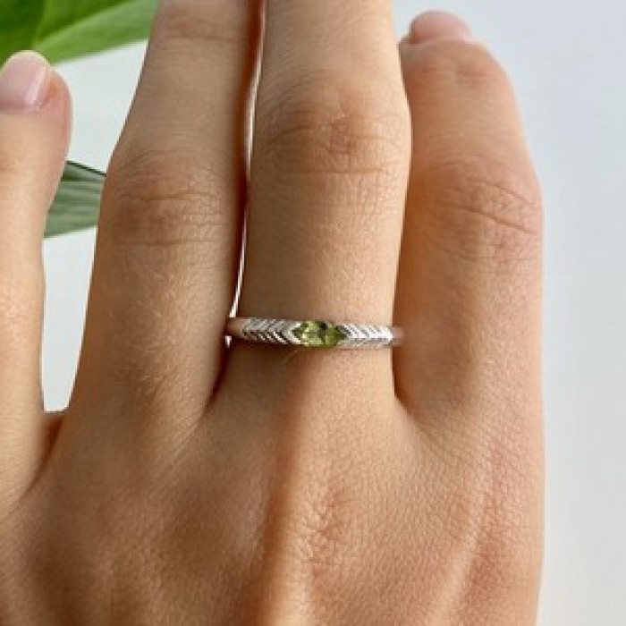 925 Sterling Silver Peridot Ring Size 10.25