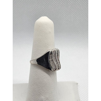 14K WHITE GOLD & DIAMOND RING  SIZE 5.5