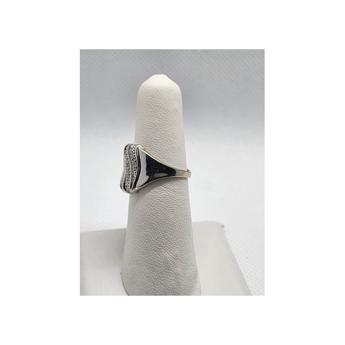 14K WHITE GOLD & DIAMOND RING  SIZE 5.5