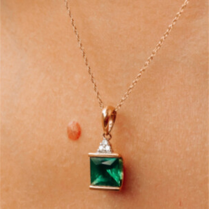 10K Yellow Gold Emerald & Diamonds Chain With Pendant