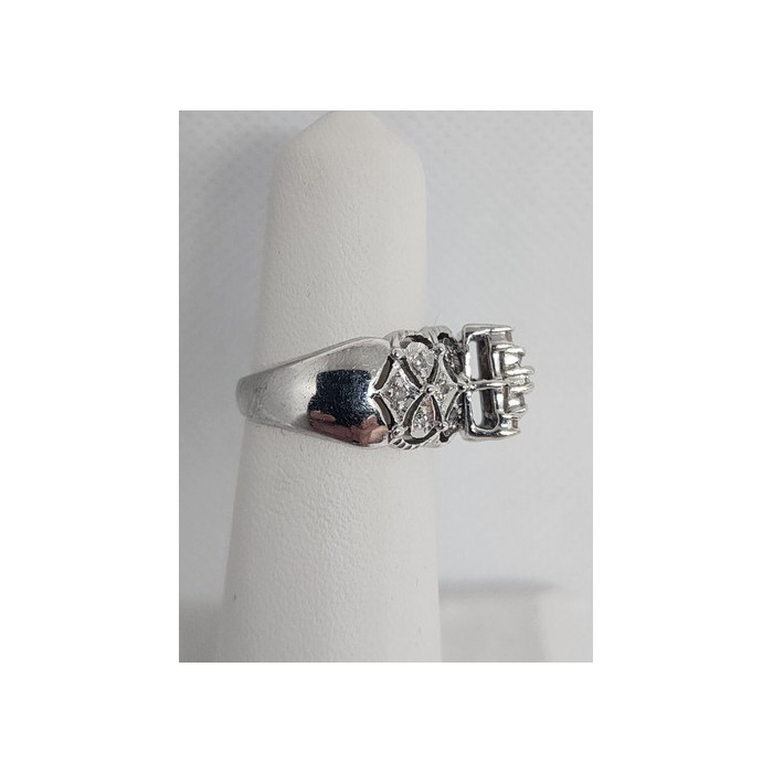 14K WHITE GOLD & DIAMONDS .5ct RING  SIZE 4