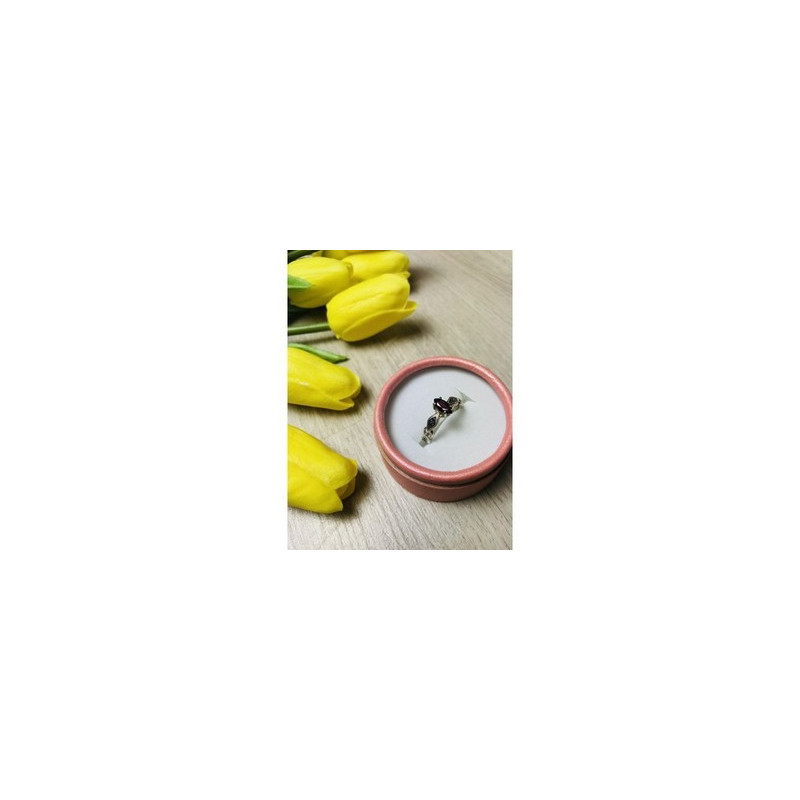 Avon 925 Sterling Silver Almandine Ring Size 8