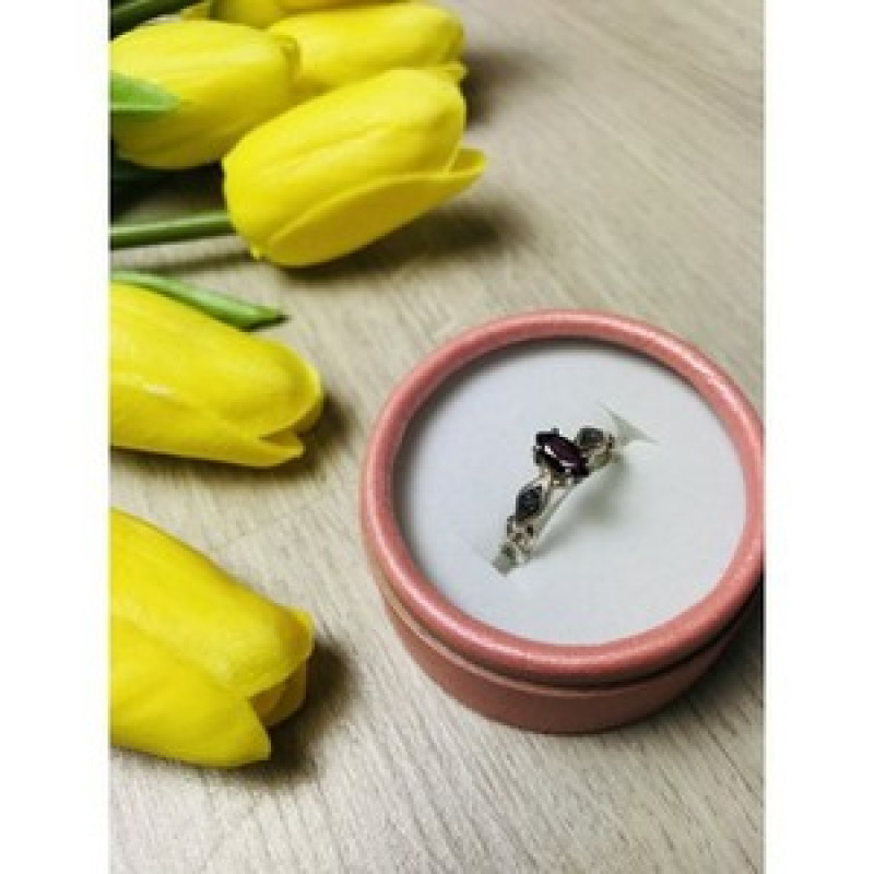 Avon 925 Sterling Silver Almandine Ring Size 8