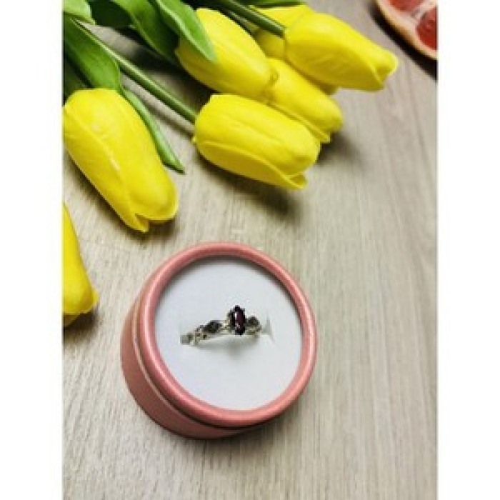 Avon 925 Sterling Silver Almandine Ring Size 8