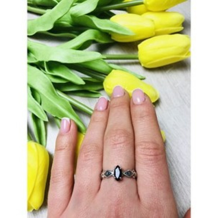 Avon 925 Sterling Silver Almandine Ring Size 8