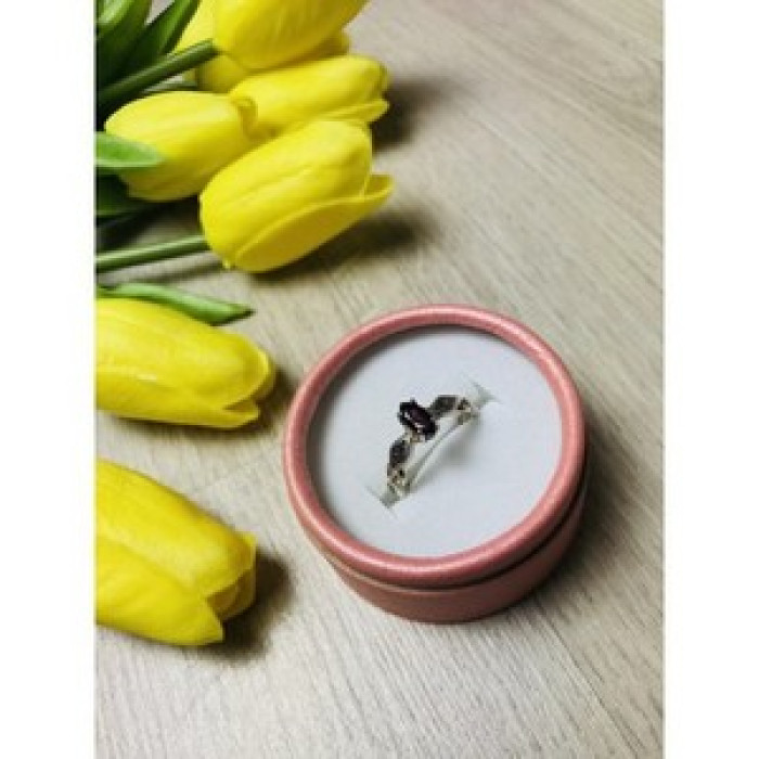 Avon 925 Sterling Silver Almandine Ring Size 8