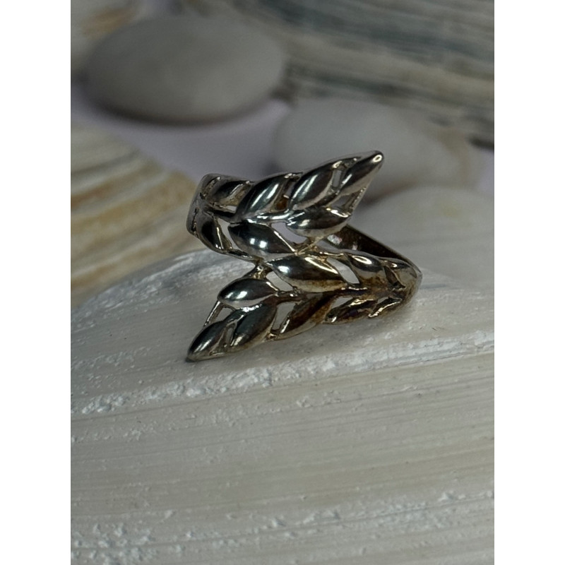 Beautiful Design 925 Sterling Silver Ring Size 8