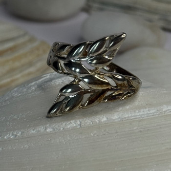 Beautiful Design 925 Sterling Silver Ring Size 8
