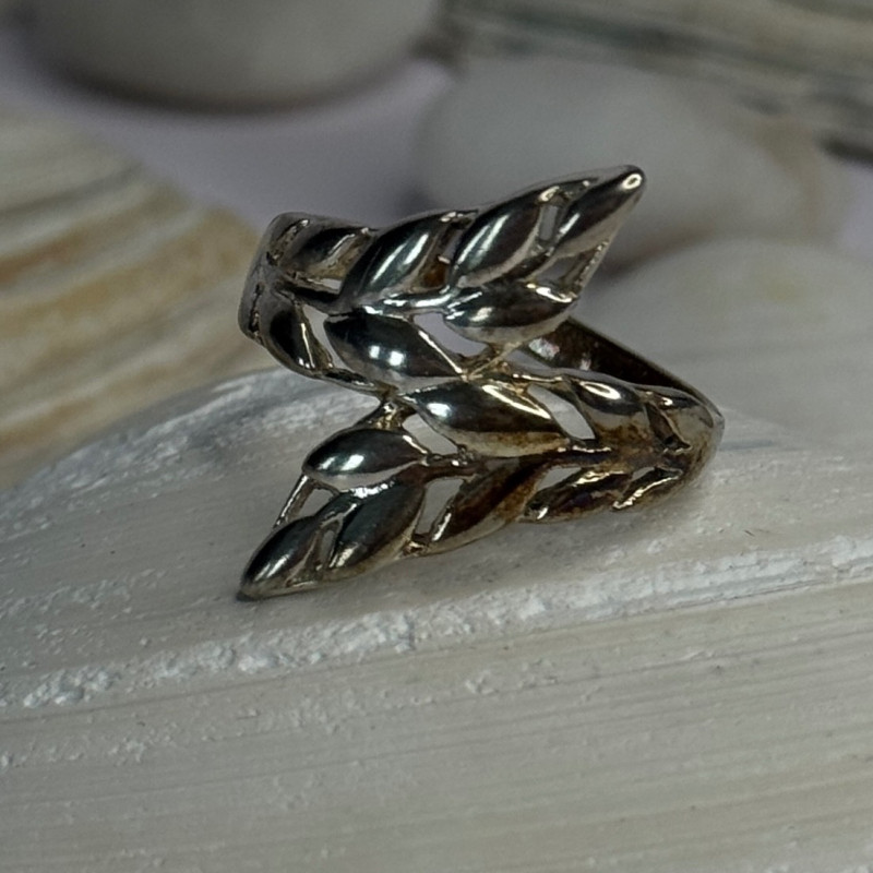 Beautiful Design 925 Sterling Silver Ring Size 8