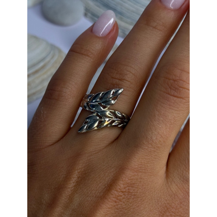Beautiful Design 925 Sterling Silver Ring Size 8