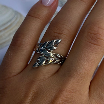 Beautiful Design 925 Sterling Silver Ring Size 8