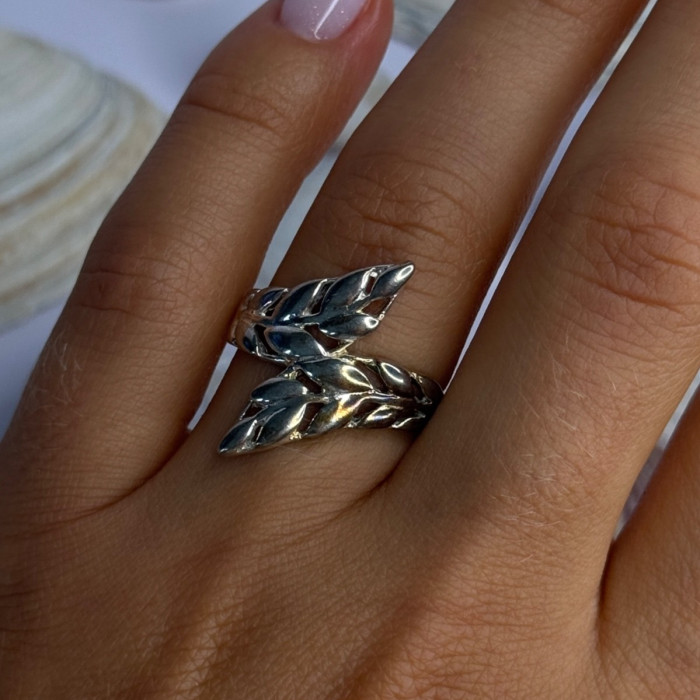 Beautiful Design 925 Sterling Silver Ring Size 8