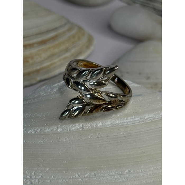 Beautiful Design 925 Sterling Silver Ring Size 8