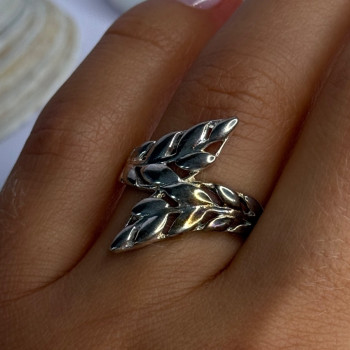 Beautiful Design 925 Sterling Silver Ring Size 8