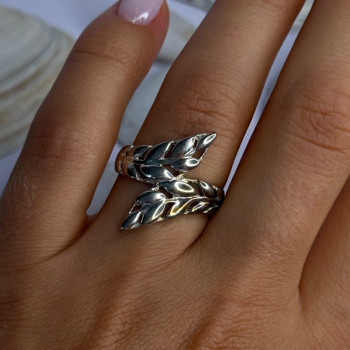 Beautiful Design 925 Sterling Silver Ring Size 8
