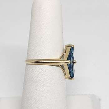 10K Yellow Gold & Topaz Ring Size 5