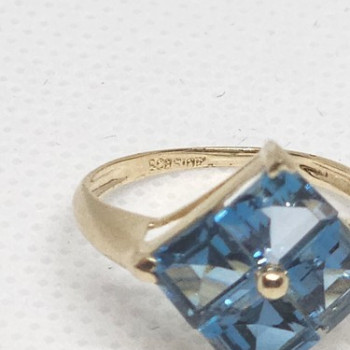 10K Yellow Gold & Topaz Ring Size 5