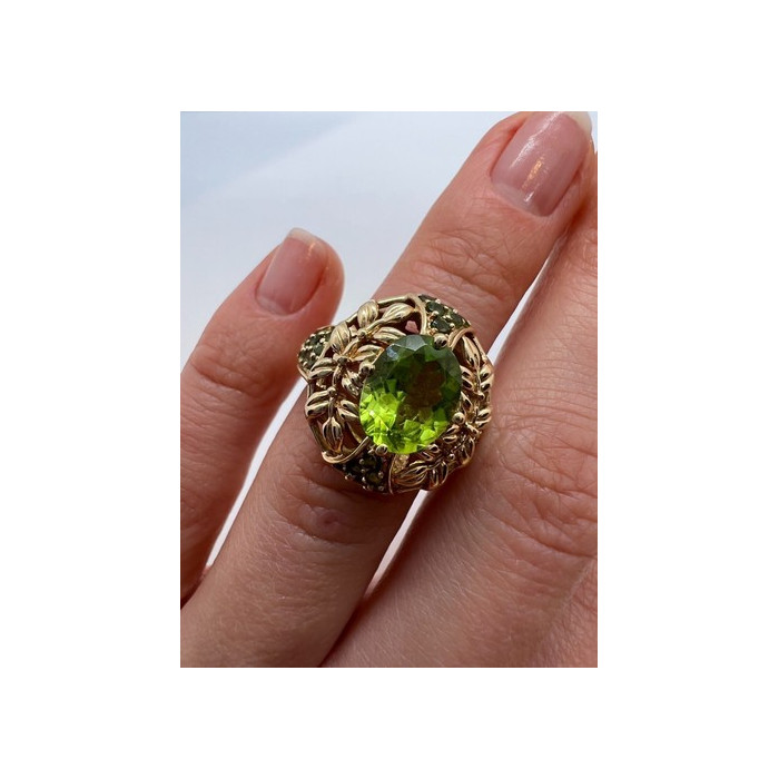 14K YELLOW GOLD  & PERIDOT RING  SIZE 4.5
