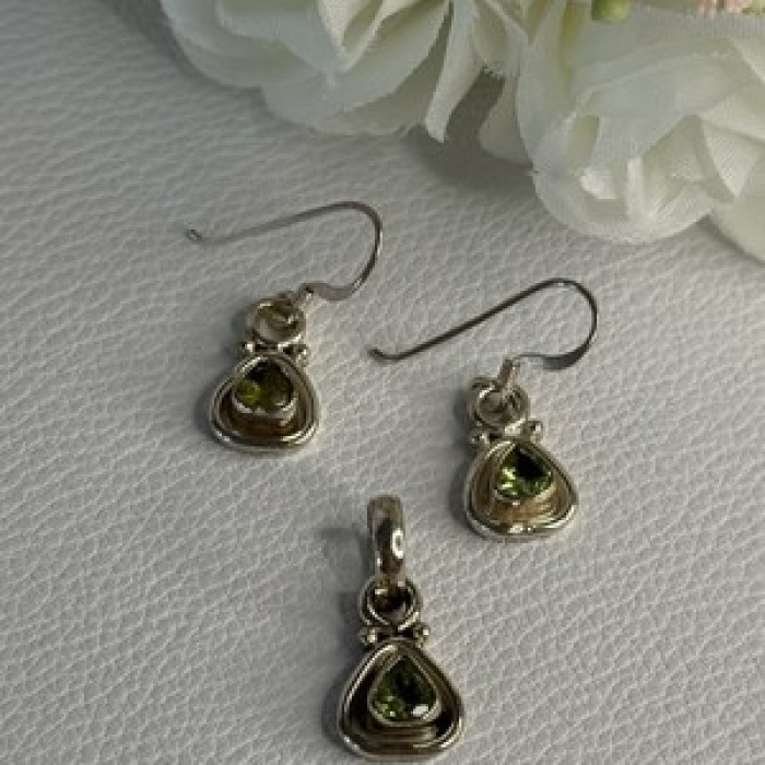 925 Sterling Silver Peridot Earrings & Pendant Set