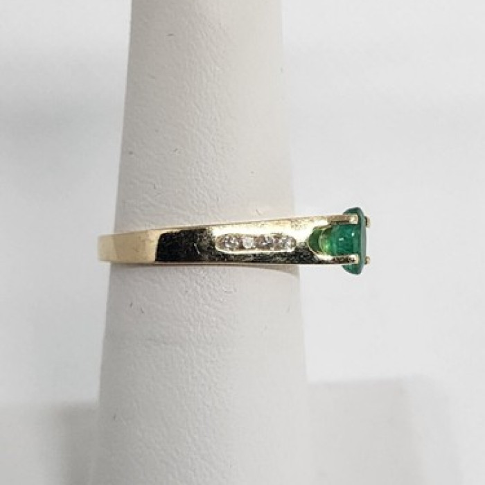 14K Yellow Gold Emerald & Diamonds Ring Size 5.5