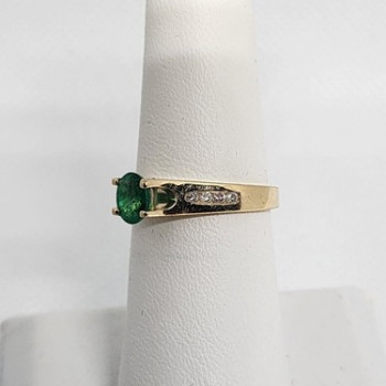 14K Yellow Gold Emerald & Diamonds Ring Size 5.5