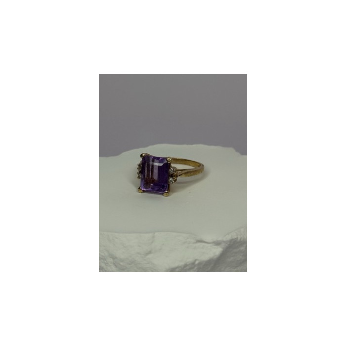 10K YELLOW GOLD AMETHYST & DIAMONDS RING SIZE 6.5