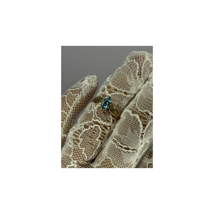 10K YELLOW GOLD BLUE TOPAZ RING SIZE 6.8
