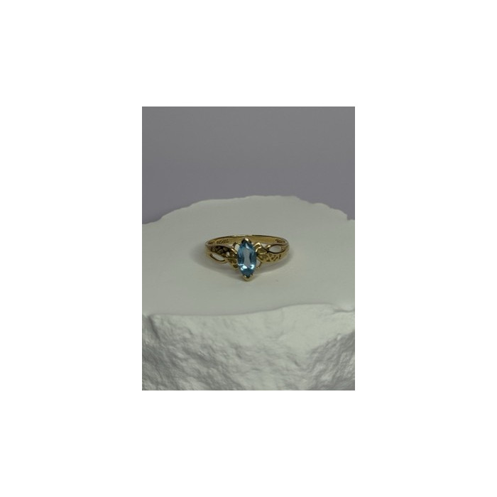 10K YELLOW GOLD BLUE TOPAZ RING SIZE 6.8