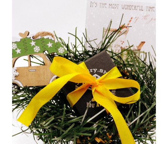 Choosing a piece of jewelry as a gift